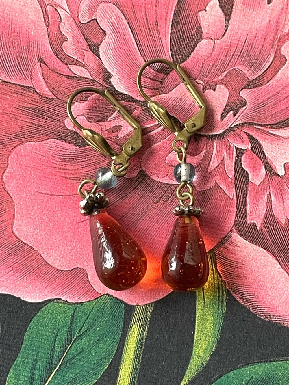 Vintage brasstone & amber/honey art glass teardrop dangle earrings boho